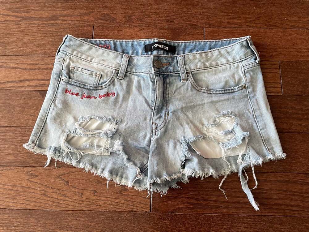 Y2K Express Low Rise Distressed Denim Shorts “Blue Jean Baby” Embroidered Size 6 - Picture 3 of 11